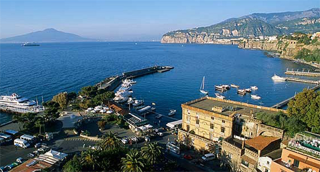 Costa e porto di Sorrento