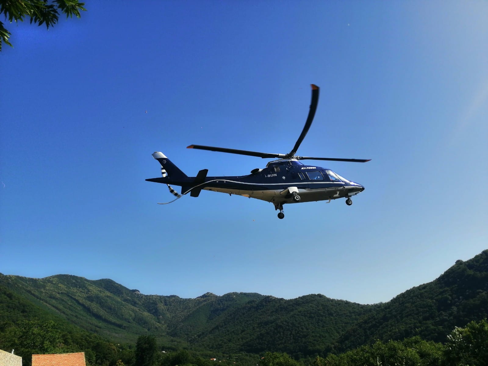 Elicottero in volo sulla Costiera Amalfitana