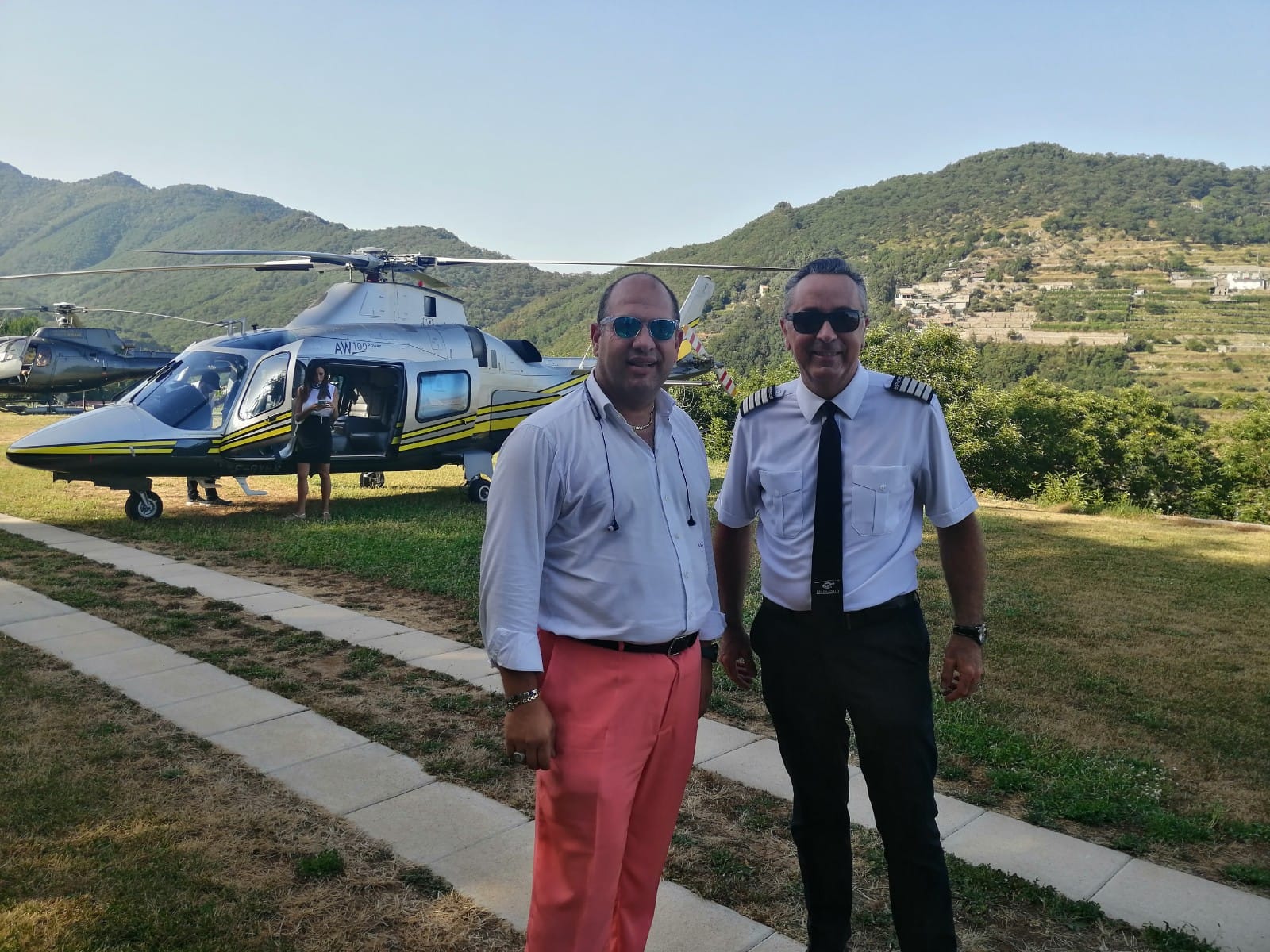 Elicottero tra le montagne della Costiera